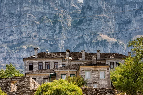 Staré kamenné domy ve vesnici Papingo Zagorochoria, Epirus, — Stock fotografie