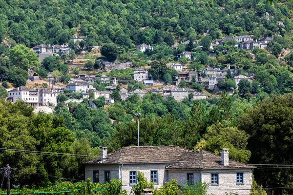 Antiguas casas de piedra en el pueblo Papingo de Zagorochoria, Epiro , —  Fotos de Stock