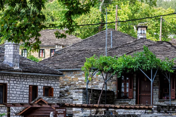 Alte Steinhäuser im Dorf papingo von zagorochoria, epirus, — Stockfoto