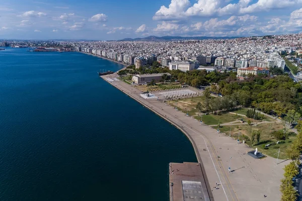 Vue aérienne du nouveau parc et du front de mer de la ville de Th — Photo