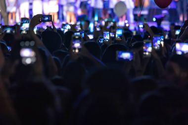 El ile bir akıllı telefon kayıtları canlı müzik festivali