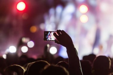 El ile bir akıllı telefon kayıtları canlı müzik festivali
