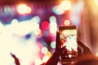 El ile bir akıllı telefon kayıtları canlı müzik festivali