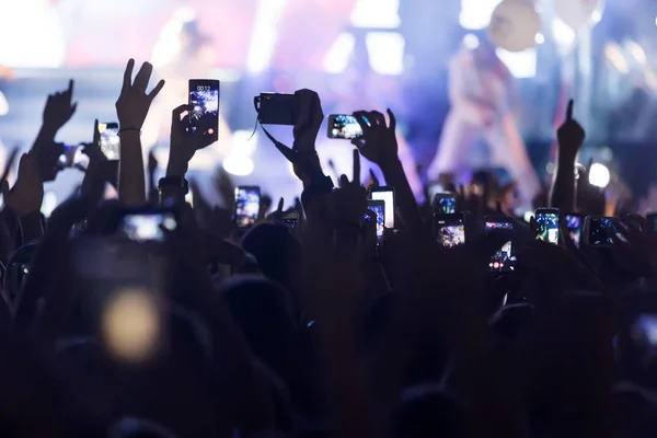 Mano con un smartphone graba festival de música en vivo — Foto de Stock