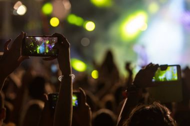 El ile bir akıllı telefon kayıtları canlı müzik festivali