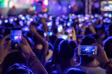 El ile bir akıllı telefon kayıtları canlı müzik festivali