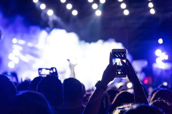 スマート フォン レコード ライブ音楽祭と手 — ストック写真