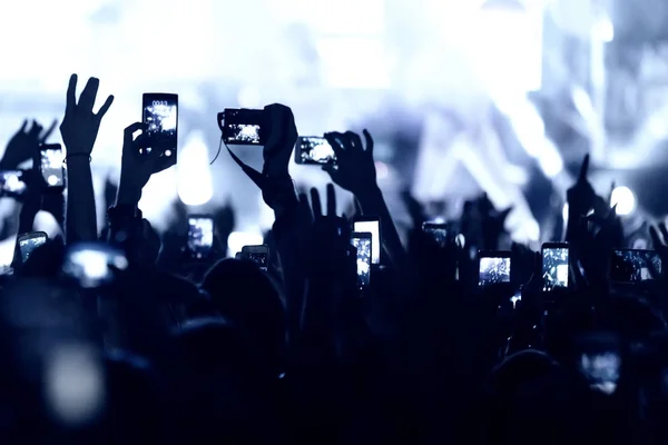 Main avec un smartphone enregistre festival de musique live — Photo