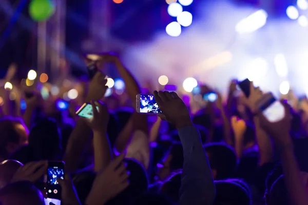 Main avec un smartphone enregistre festival de musique live — Photo