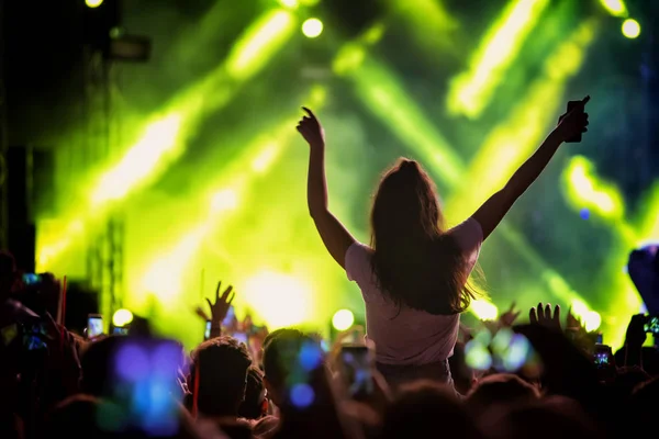 Mão com um smartphone grava festival de música ao vivo — Fotografia de Stock