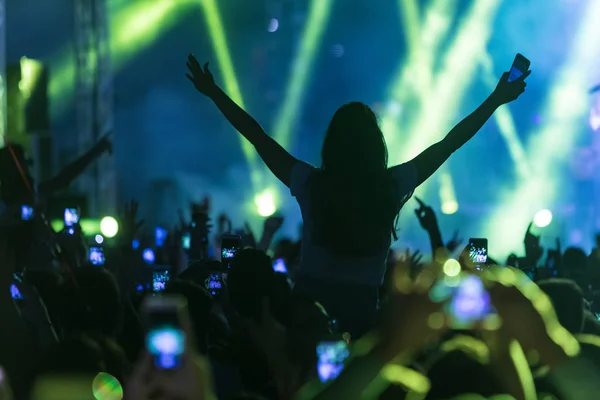 Mano con un smartphone graba festival de música en vivo —  Fotos de Stock