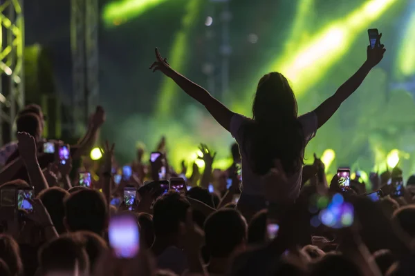Main avec un smartphone enregistre festival de musique live — Photo
