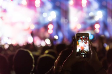 El ile bir akıllı telefon kayıtları canlı müzik festivali