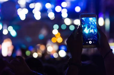 El ile bir akıllı telefon kayıtları canlı müzik festivali