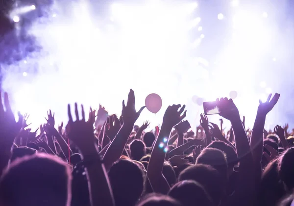 Mão com um smartphone grava festival de música ao vivo — Fotografia de Stock