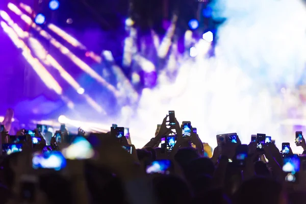 Hand mit Smartphone nimmt Live-Musik-Festival auf — Stockfoto