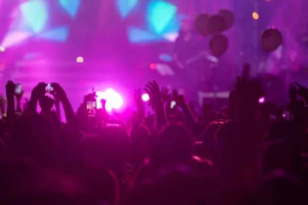 Hand with a smartphone records live music festival — Stock Photo, Image