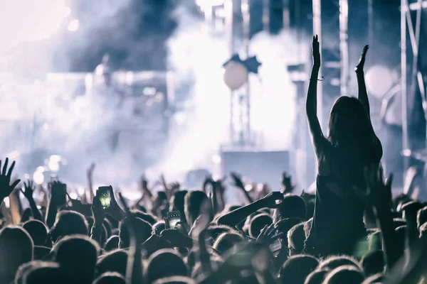 Tangan dengan catatan smartphone live festival musik — Stok Foto
