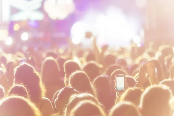 Mano con uno smartphone registra musica dal vivo festival — Foto Stock