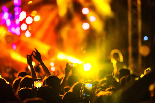Hand med en smartphone records levande musikfestival — Stockfoto