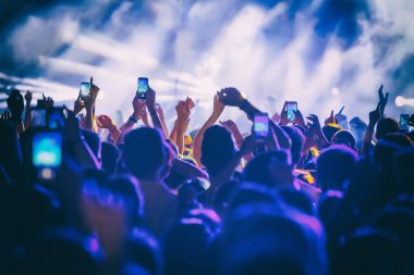 El ile bir akıllı telefon kayıtları canlı müzik festivali