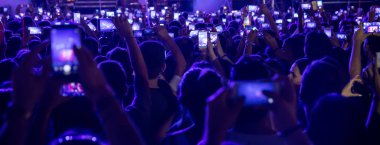 El ile bir akıllı telefon kayıtları canlı müzik festivali