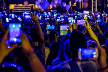 El ile bir akıllı telefon kayıtları canlı müzik festivali