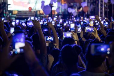 El ile bir akıllı telefon kayıtları canlı müzik festivali