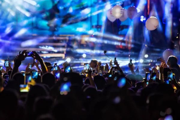 Hand with a smartphone records live music festival — Stock Photo, Image