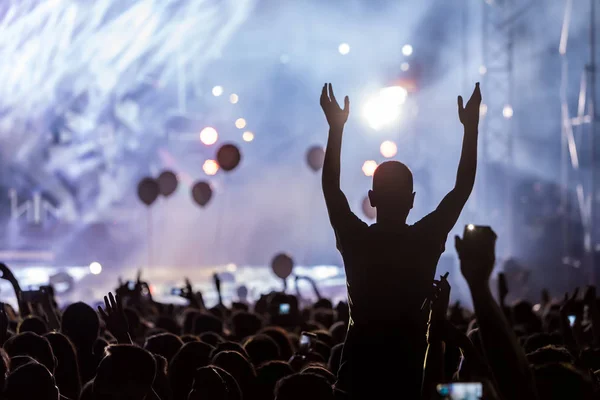 Mano con uno smartphone registra musica dal vivo festival — Foto Stock