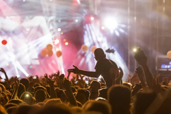 Mano con uno smartphone registra musica dal vivo festival — Foto Stock