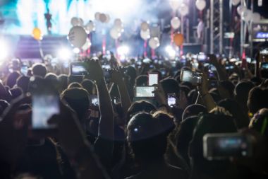 El ile bir akıllı telefon kayıtları canlı müzik festivali