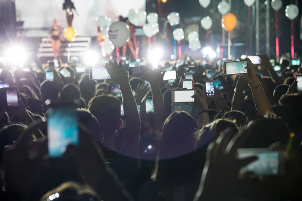 Hand met een smartphone records live muziekfestival — Stockfoto