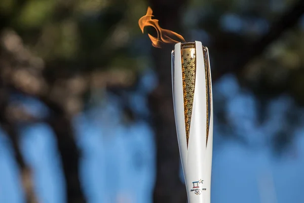 Зимова Олімпіада естафета Олімпійського вогню прибув в Салоніках — стокове фото