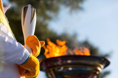 Kış Olimpiyat Meşalesi koşusu Thessaloniki içinde geldi