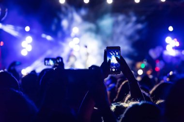 El ile bir akıllı telefon kayıtları canlı müzik festivali