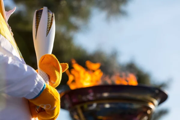 Le relais de la flamme des Jeux Olympiques d'hiver arrive à Thessalonique — Photo