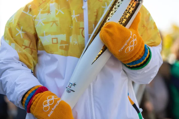 รีเลย์ไฟฉายโอลิมปิกฤดูหนาวมาถึงในเทสซาโลนิกิ — ภาพถ่ายสต็อก