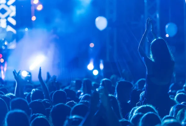 Odaad-val egy smartphone rekordok élő zenei fesztivál — Stock Fotó