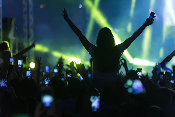 Mão com um smartphone grava festival de música ao vivo — Fotografia de Stock