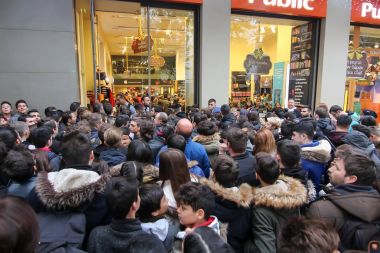 İnsanlar bir mağaza dışında Black Friday shopp sırasında bekleyin.