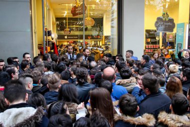 İnsanlar bir mağaza dışında Black Friday shopp sırasında bekleyin.
