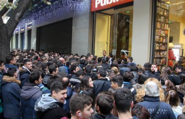İnsanlar bir mağaza dışında Black Friday shopp sırasında bekleyin.