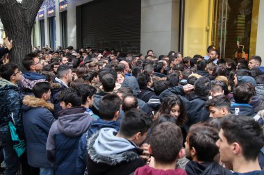 İnsanlar bir mağaza dışında Black Friday shopp sırasında bekleyin.