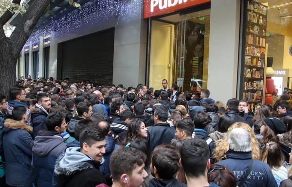 Människor vänta utanför ett varuhus under Black Friday shopp — Stockfoto