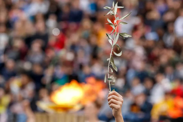 Az olimpiai lángot, téli olimpia megnyitója — Stock Fotó