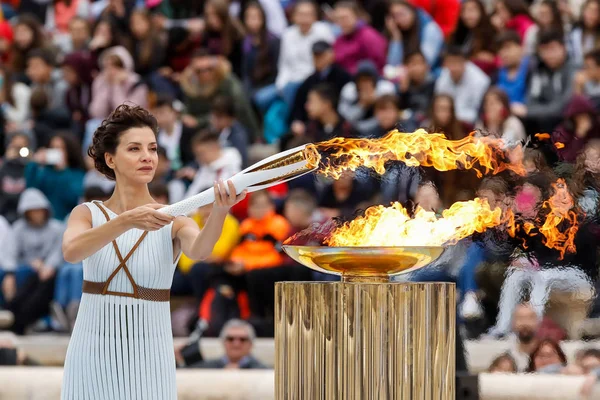 Olympiatulen seremonia talviolympialaisissa — kuvapankkivalokuva