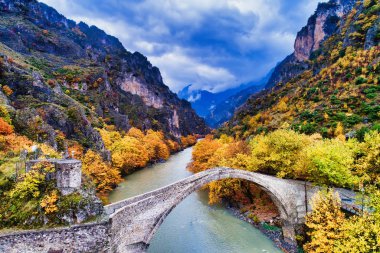 Konitsa köprü ve Aoos Nehri havadan görünümü