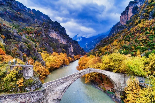 Widok z lotu ptaka Konitsa most i Aoos River — Zdjęcie stockowe