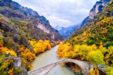 Konitsa köprü ve Aoos Nehri havadan görünümü